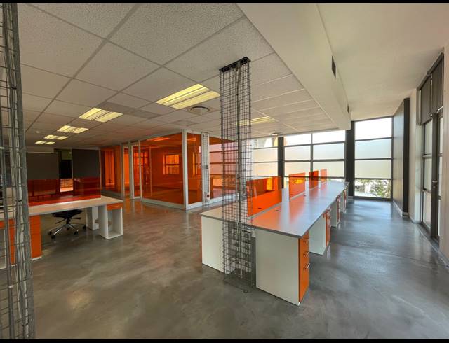 296M² OFFICE TO LET IN BRYANSTON